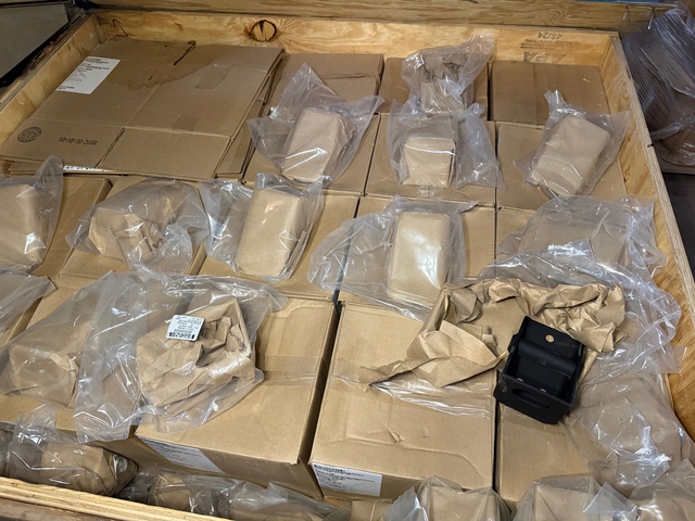 Lot of (400) Bracket