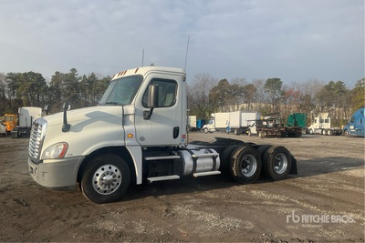 2015 Freightliner Cascadia 125 6x4 T/A Day Cab Truck Tractor