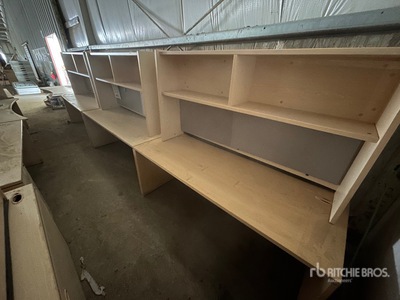 Quantity of (4) Desks 家具