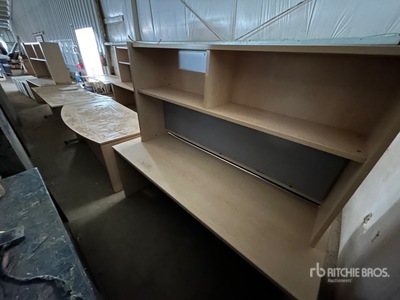 Quantity of (4) Desks 家具