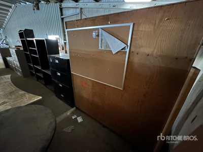 Quantity of (5) Cabinets 家具