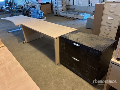 Quantity of (2) Desks 家具