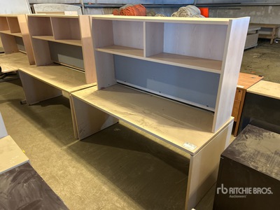 Quantity of (2) Desks 家具