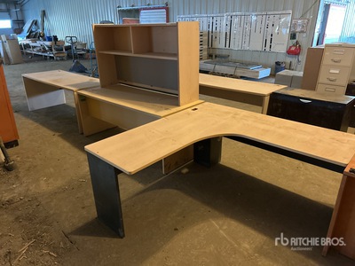 Quantity of (3) Desks 家具