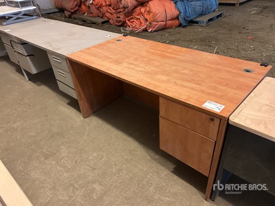 Quantity of (2) Desks 家具