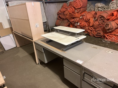 Quantity of (2) Desks 家具