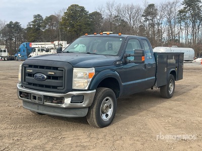 2014 Ford F-350 XL 4x4 Extended Cab Utility Truck
