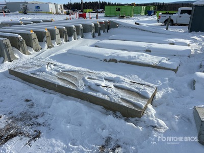 Quantity of (4) Concrete Barrière