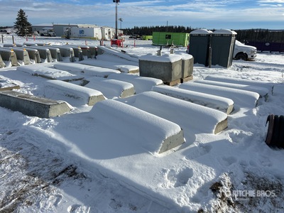 Quantity of (10) Concrete Barrière