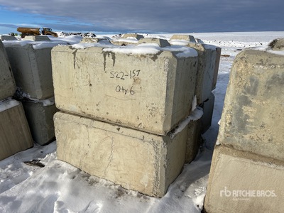 Quantity of (6) Concrete Barrière