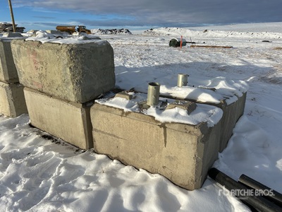 Quantity of (7) Concrete Barrière