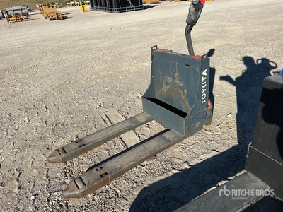 Toyota 8HBW23 4500 lb Electric Vérins de châssis (Inoperable)