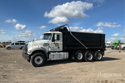 2015 Mack GU713 8x4 Camion à benne basculante Tridem