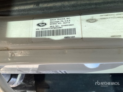 2015 Mack GU713 8x4 Camion à benne basculante Tridem