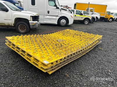 Quantity of (4) 8 ft x 12 ft yellow mats Divers - Matériaux de construction