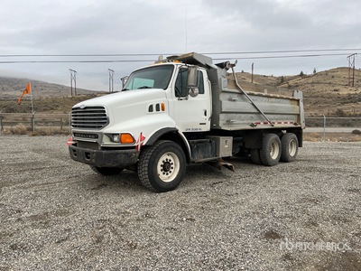 2003 Sterling LT9500 8x4 Camión con pala para nieve