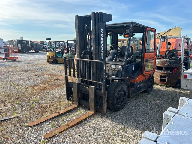 2014 Doosan D35S-5 6950 lb Pneumatic Tire Forklift