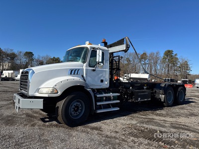 2015 Mack GU813 Granite 6x4 Camión rodante