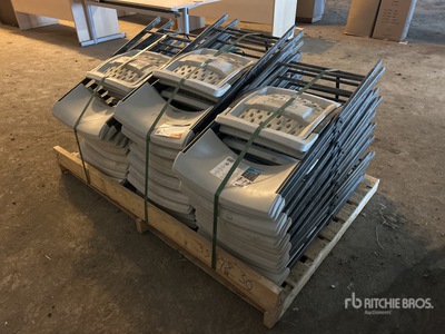 Quantity of (30) Folding Chairs 家具