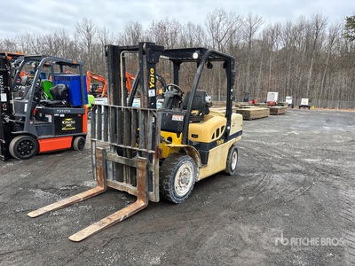 2014 Yale GDP090 8950 lb Pneumatic Tire Montacargas