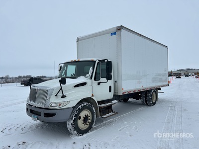 2015 International 4300 4x2 Furgoneta caja cerrada