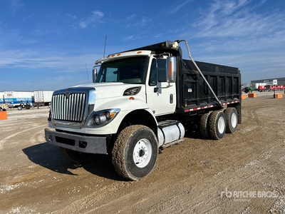 2013 International LF687 6x4 T/A Camión dumper