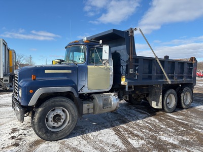 2001 Mack RD690S 6x4 T/A Dump Truck