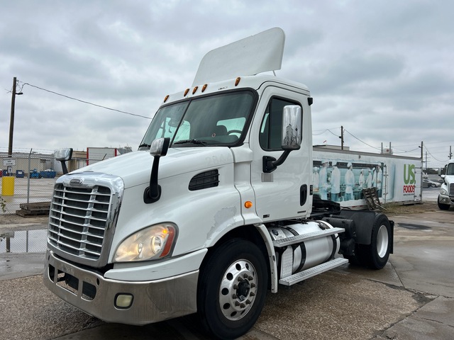 2012 Freightliner Cascadia 113 4x2 S/A Day Cab Truck Tractor