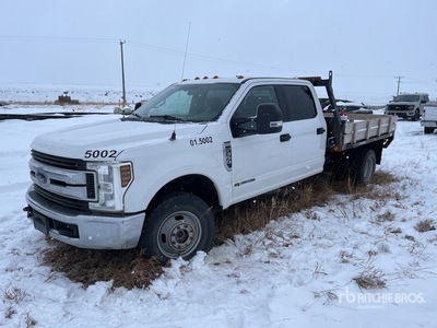 2019 Ford F-350 XLT 4x4 Crew Cab Flatbed Truck