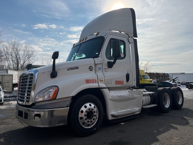 2015 Freightliner Cascadia 125 6x4 T/A Day Cab Truck Tractor