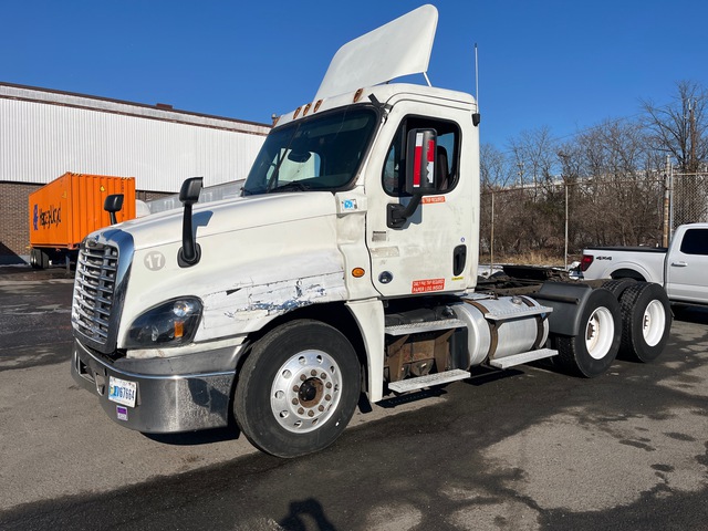 2014 Freightliner Cascadia 125 6x4 T/A Day Cab Truck Tractor