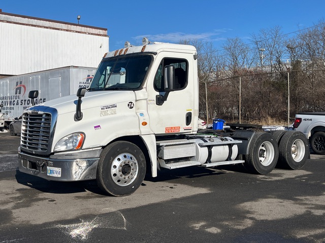 2009 Freightliner Cascadia 125 6x4 T/A Day Cab Truck Tractor