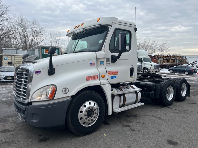 2015 Freightliner Cascadia 125 6x4 T/A Day Cab Truck Tractor