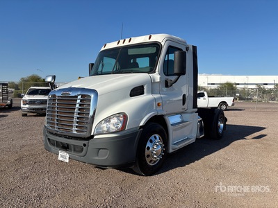 2014 Freightliner Cascadia 113 4x2 S/A Day Cab Truck Tractor