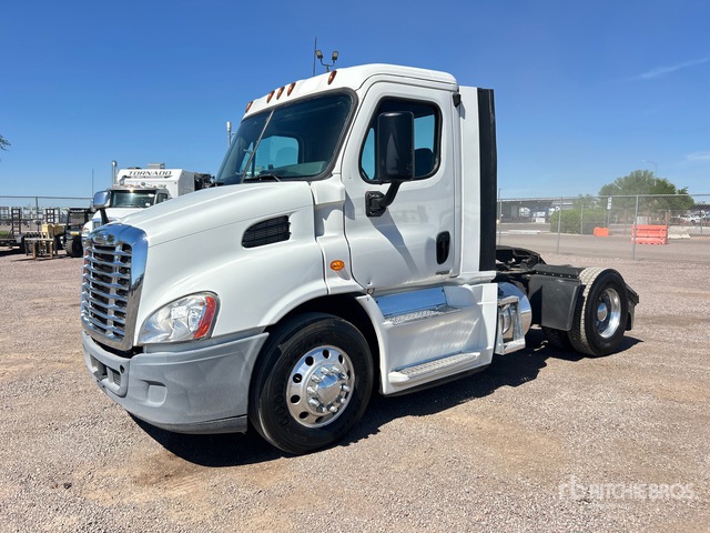 2014 Freightliner Cascadia 113 4x2 S/A Day Cab Truck Tractor