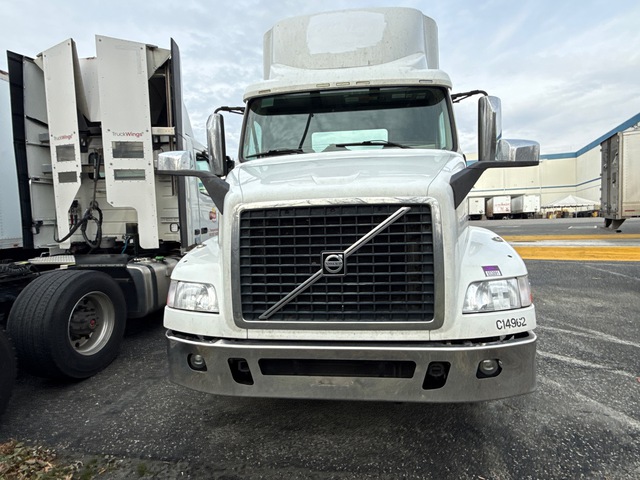 2017 Volvo VNM 4x2 S/A Day Cab Truck Tractor 2017 Volvo VNM 4x2 S/A Day Cab Truck Tractor