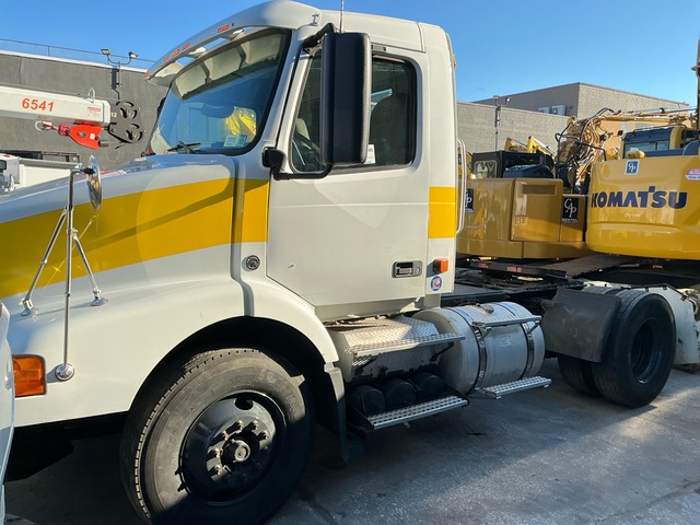 2007 Volvo VNM4Z 4x2 S/A Day Cab Truck Tractor