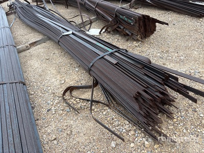 Quantity of (1) Bundle of 1 1/2 in x 3/16 in x 24 ft Flat Bar Divers - Matériaux de construction