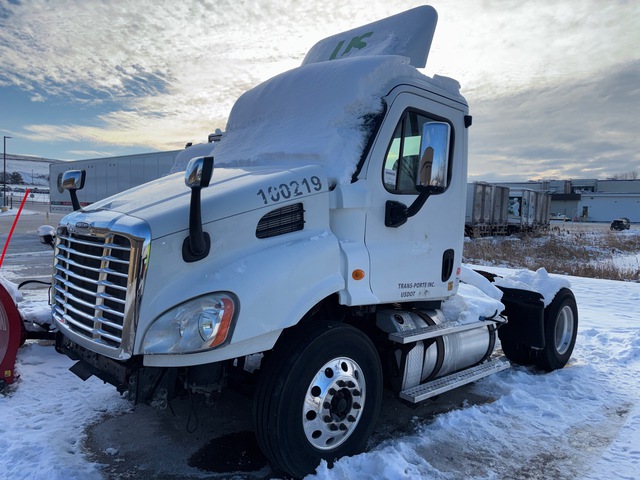 2013 Freightliner CA113 4x2 S/A Day Cab Truck Tractor (Inoperable)