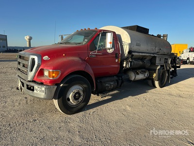 2014 Etnyre 2000 gal on 2015 Ford F-750 XL 4x2 Camion épandeur d'asphalte