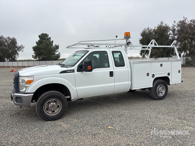2013 Ford F-350 4x4 Extended Cab Camion utilitaire
