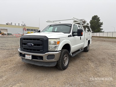 2015 Ford F-350 4x4 Extended Cab Utility Truck