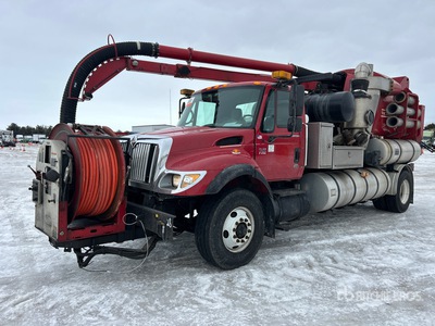 2005 Vactor 2110-16 on 2006 International 7400 4x2 Vacuum Excavator Truck