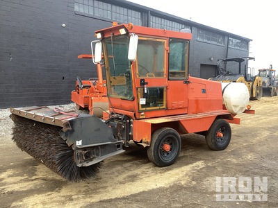 2010 Roscoe Challenger 4900 Self-Propelled Broom