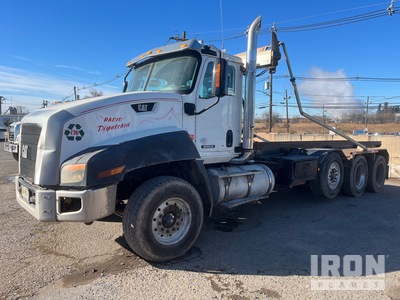 2011 Cat CT660L 6x4 Roll-Off Truck