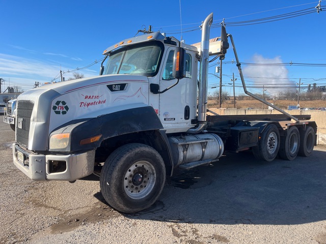 2011 Cat CT660L 6x4 Roll-Off Truck
