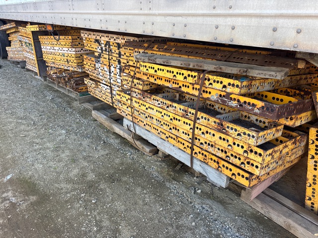 PERI Handset Concrete Forming System w/2007 Great Dane 48 ft T/A Van Trailer