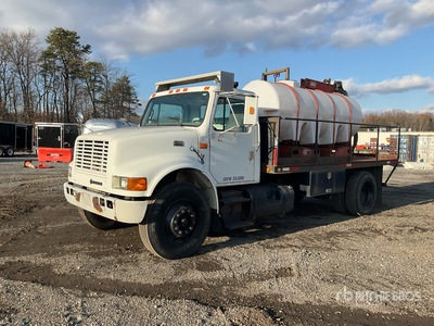 1999 International 4900 Mud Mixing Truck