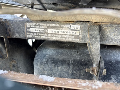 2004 Bombardier Outlander 800 4x4 مركبة