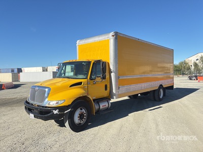 2011 International 4300 4x2 Furgoneta caja cerrada
